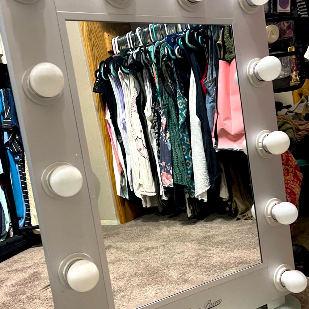 Vanity Mirror Hollywood Style LED Lights.